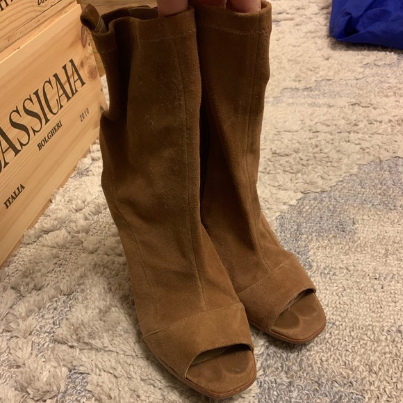 Soft Suede Aldo Heels (8.5/39) - Picture 4 of 5